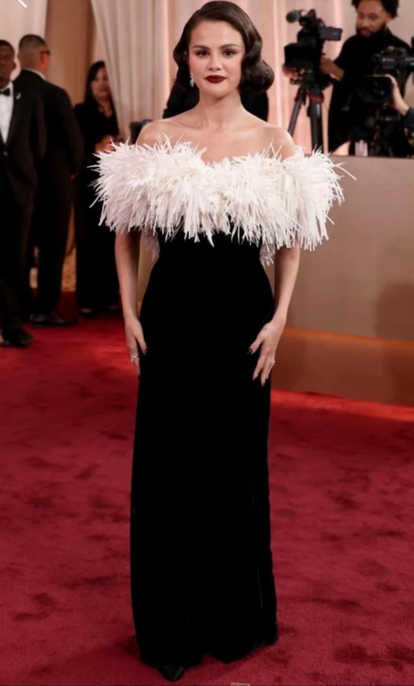 تشابه لافت بين إطلالتَي سيلينا غوميز ويسر الخالدي يثير الجدل