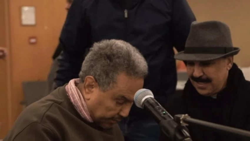 مفاجأة عبدالله الرويشد لمحمد عبده تخطف الأنظار - أخبار السعودية 1 لقاء يجمع الفنان السعودي محمد عبده والفنان الكويتي عبدالله الرويشد