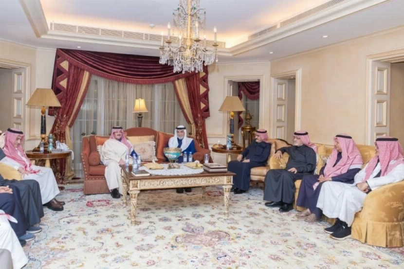 أمير المنطقة الشرقية يعزي أسرة التركي.