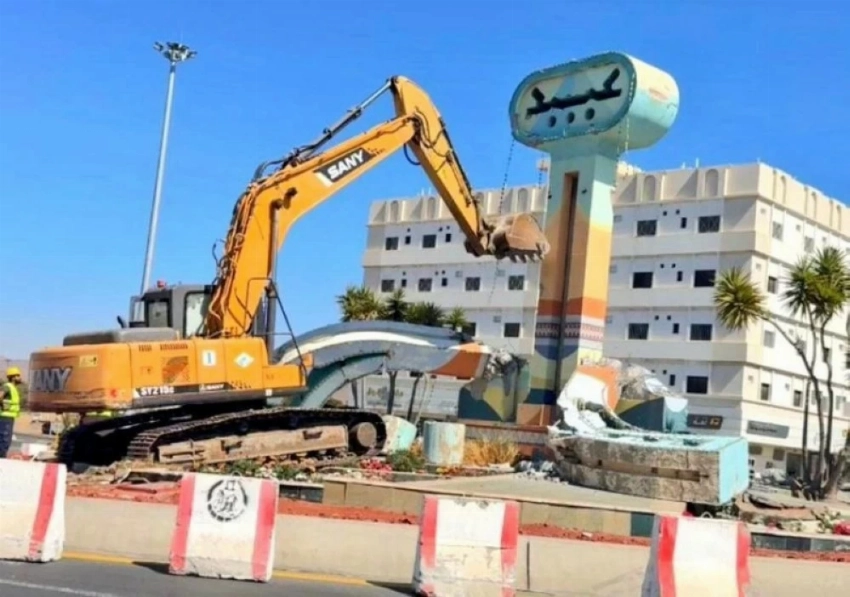 إزالة مجسّم سراة عبيدة.