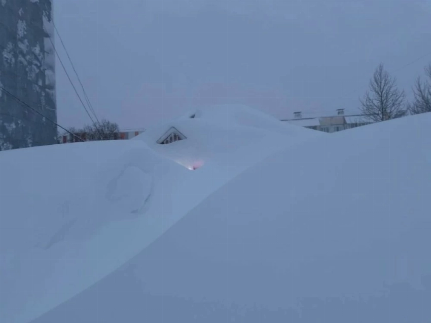 يصل إلى الطابق الثاني.. مدينة روسية تواجه كارثة ثلجية