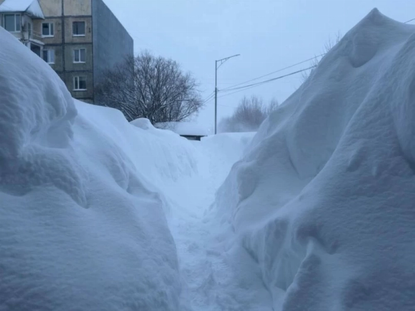 يصل إلى الطابق الثاني.. مدينة روسية تواجه كارثة ثلجية