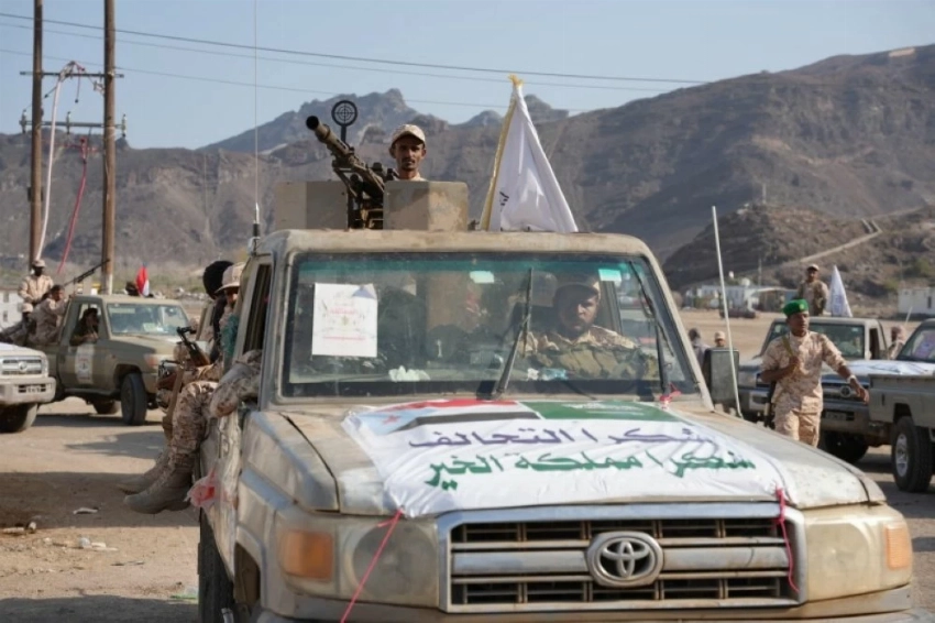 قوات العمالقة تنسحب إلى خارج عدن.