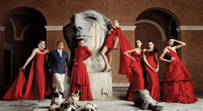 مصمم الأزياء الإيطالي فالنتينو غارافاني