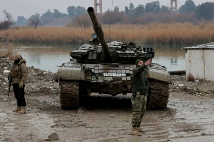 قوات للجيش السوري قرب الرقة.