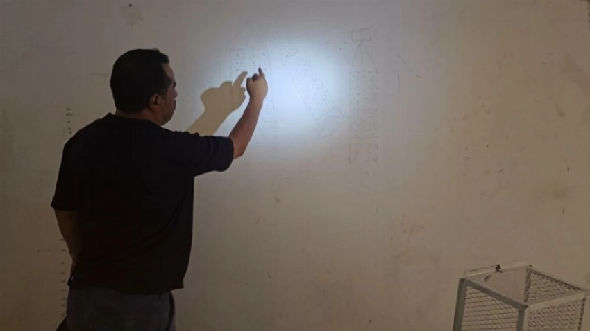 كتابات المعتقلين على جدران السجون السرية.