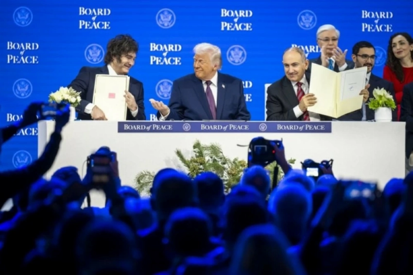 رئيسا الأرجنتين وأمريكا ورئيس وزراء أرمينيا خلال التوقيع على ميثاق مجلس السلام في دافوس (إ ب أ)