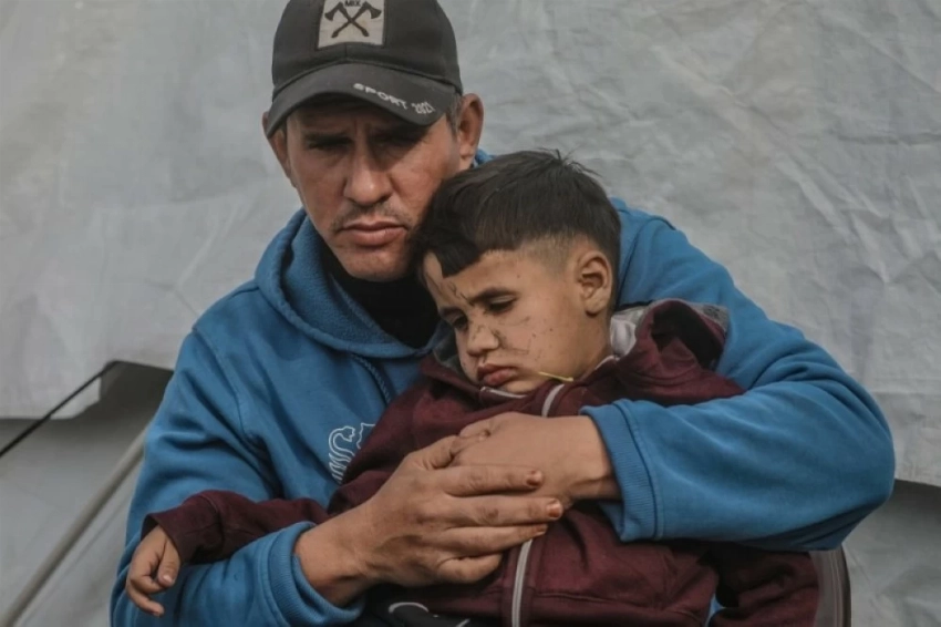 الطفل الفلسطيني آدم سليمان أبو حليب أحد ضحايا القصف الإسرائيلي على دير البلح (إ ب أ)