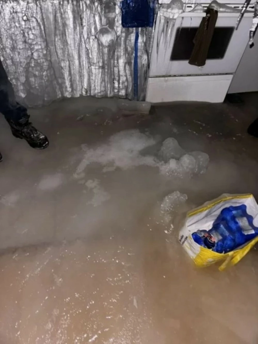 حاولوا التوفير فدفعوا آلاف الدولارات.. شقة تتحول إلى قلعة جليدية بسبب إيقاف التدفئة