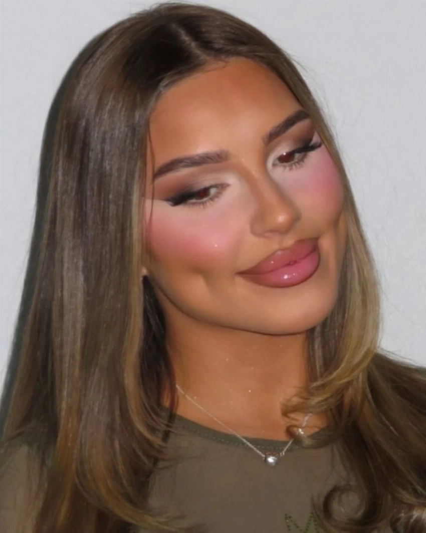 الكونسيلر الوردي: تقنية ذكية لتفتيح الهالات وإشراقة طبيعية