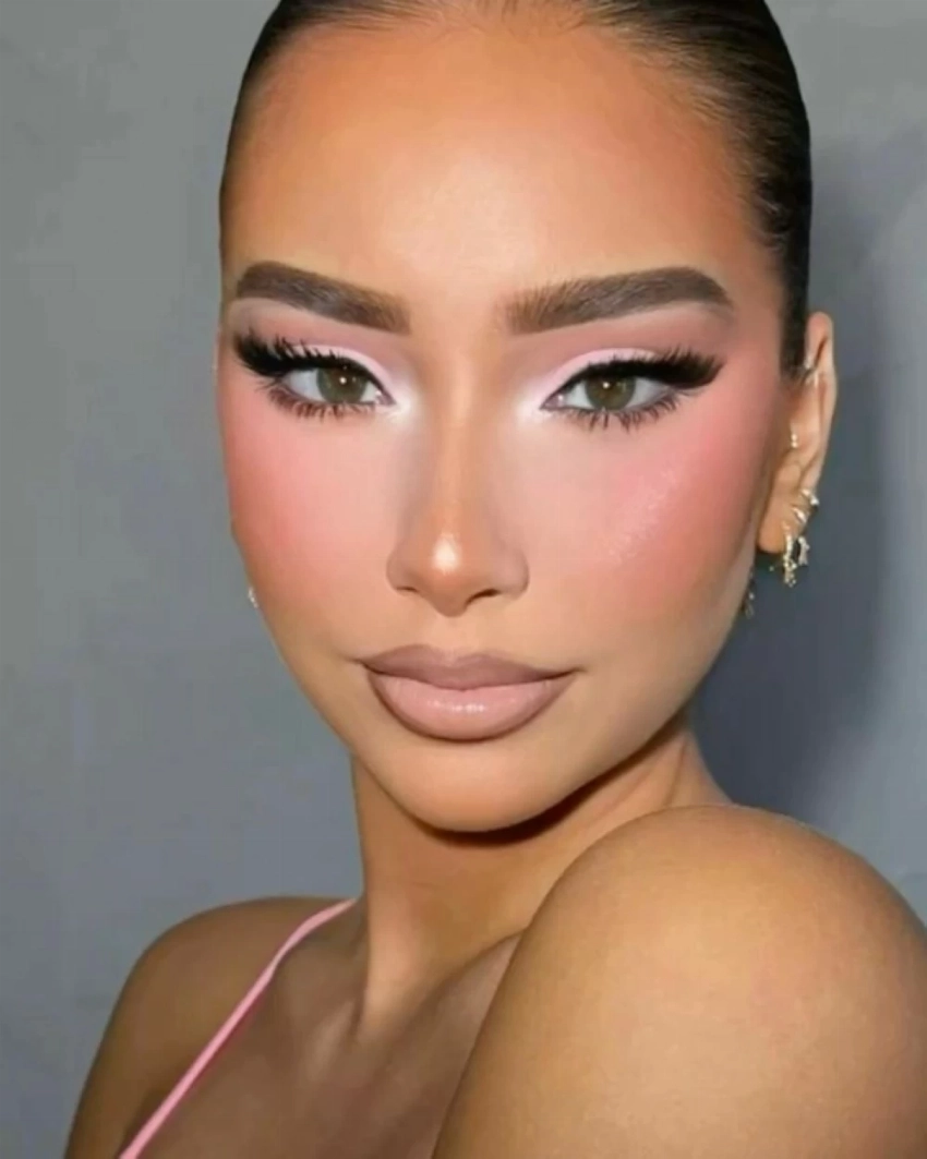 الكونسيلر الوردي: تقنية ذكية لتفتيح الهالات وإشراقة طبيعية