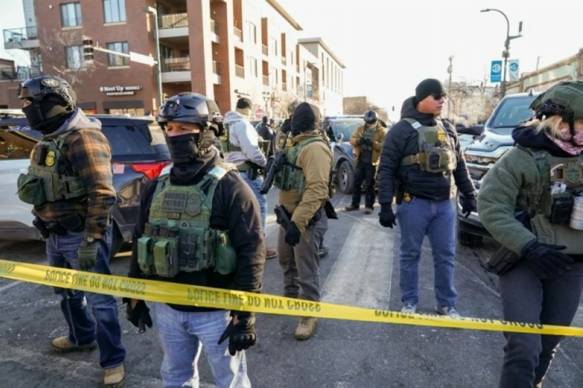 الشرطة الأمريكية تطوق المتحجين في ولاية مينيسوتا الأمريكية. (إ ب أ)