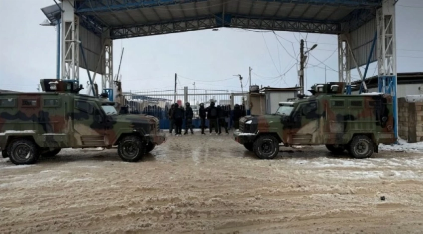 القوات الأمنية السورية على مدخل مخيم الهول.