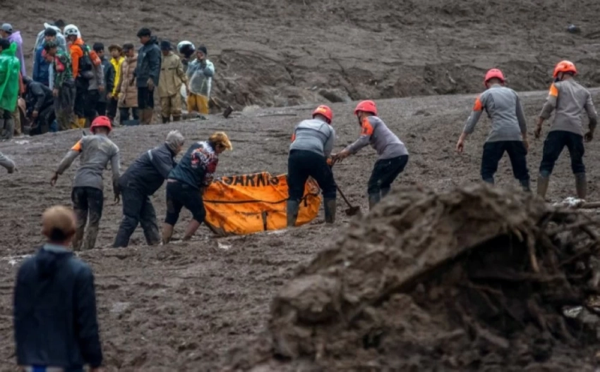بعد ليلة مرعبة.. إندونيسيا تعاود البحث عن 80 مفقوداً في انهيار جاوة