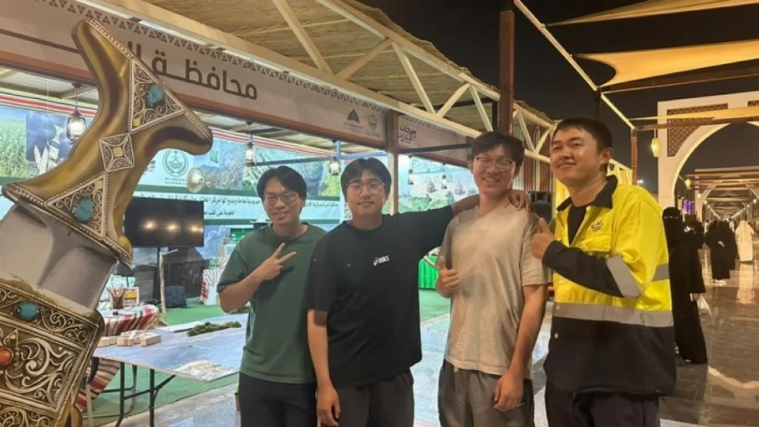 زوار صينيون يطّلعون على تراث الحرّث في مهرجان جازان 2026