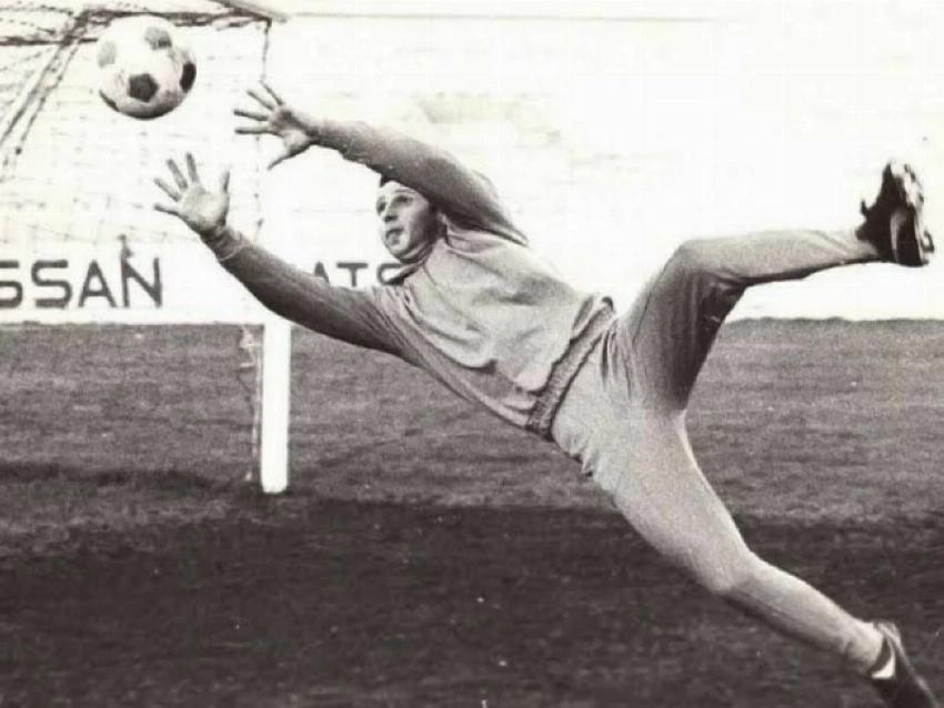 أحمد الطرابلسي الحارس الأمين لمنتخب الكويت.