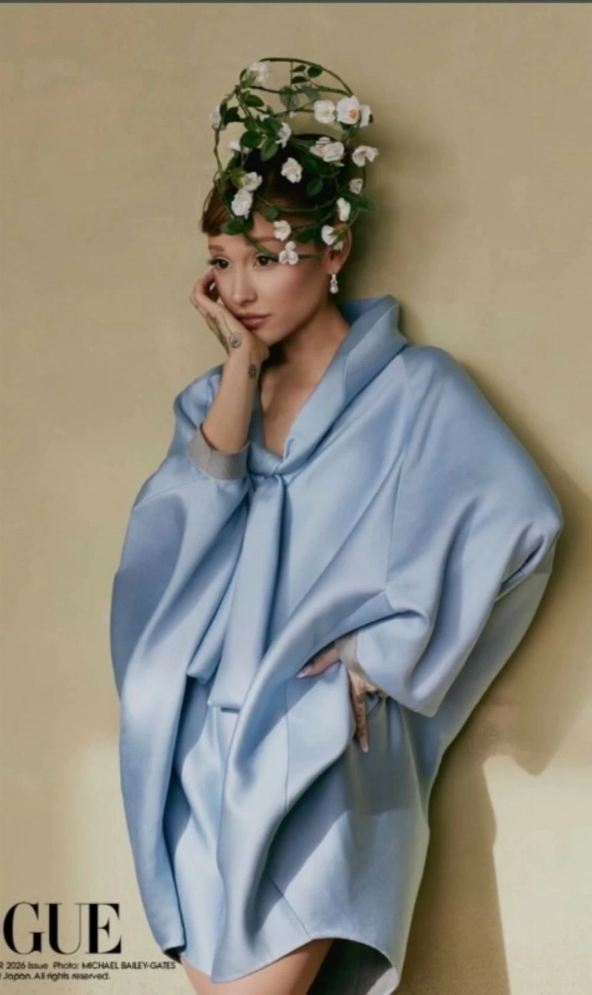 أريانا غراندي تعيد إحياء أناقة الخمسينات بلمسة عصرية ساحرة