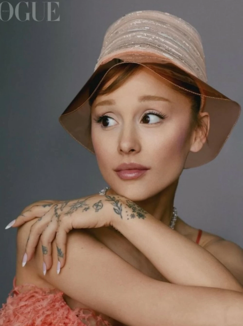 أريانا غراندي تعيد إحياء أناقة الخمسينات بلمسة عصرية ساحرة