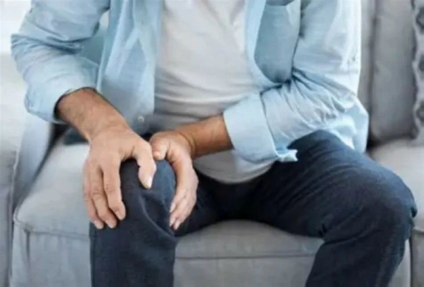 «طقطقة الركبة».. أمر طبيعي أم إنذار خطر؟