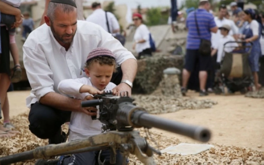 أزمة بين روما وتل أبيب.. مستوطن يذل دبلوماسيين إيطاليين بالسلاح في الضفة