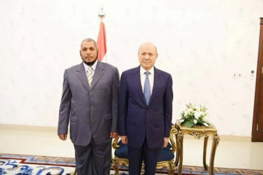 محافظ سقطرى مع رئيس مجلس القيادة الرئاسي الدكتور رشاد العليمي.