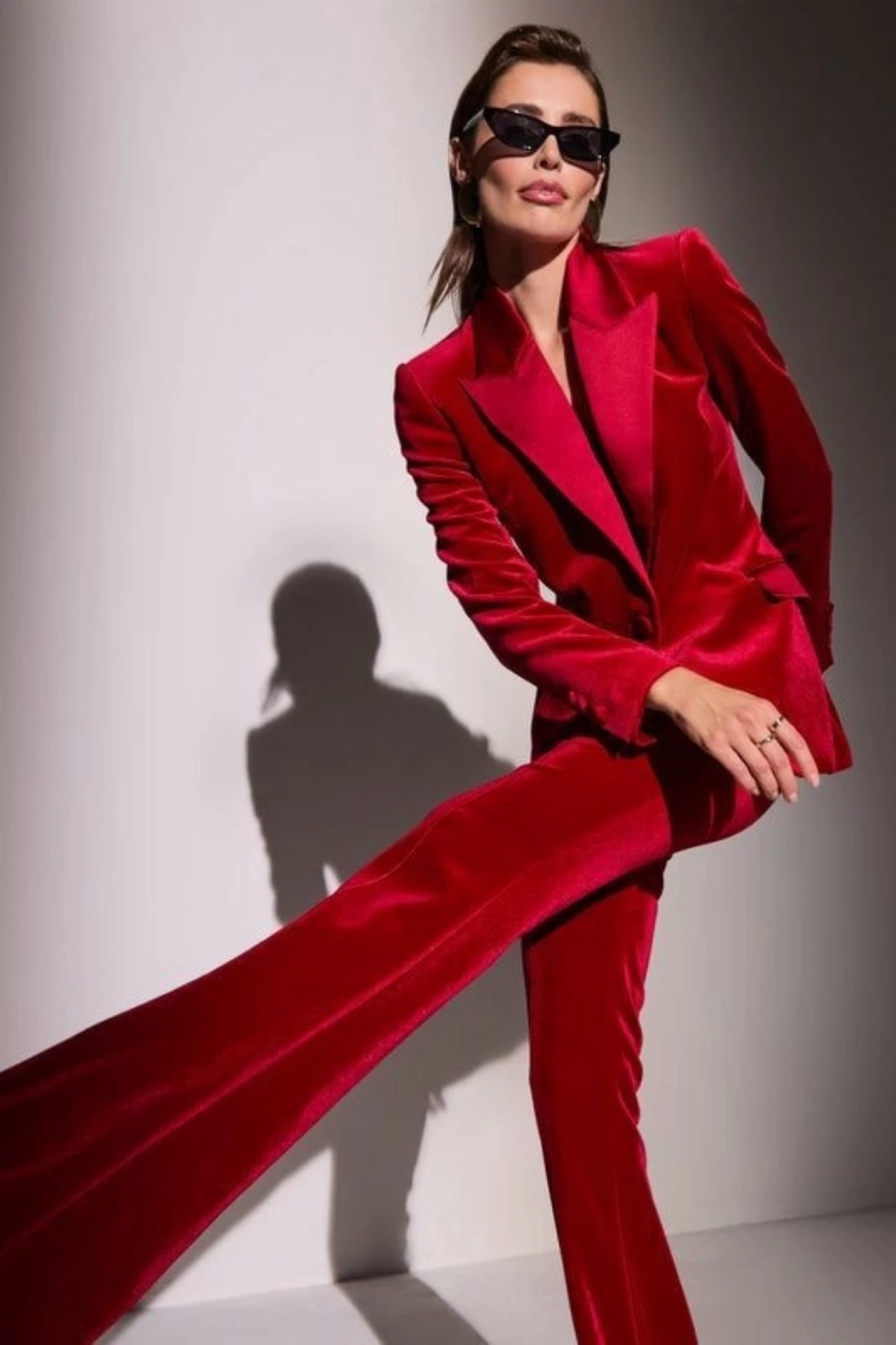 «المخمل» يعيد تعريف الأناقة العصرية بإطلالات واثقة ولافتة