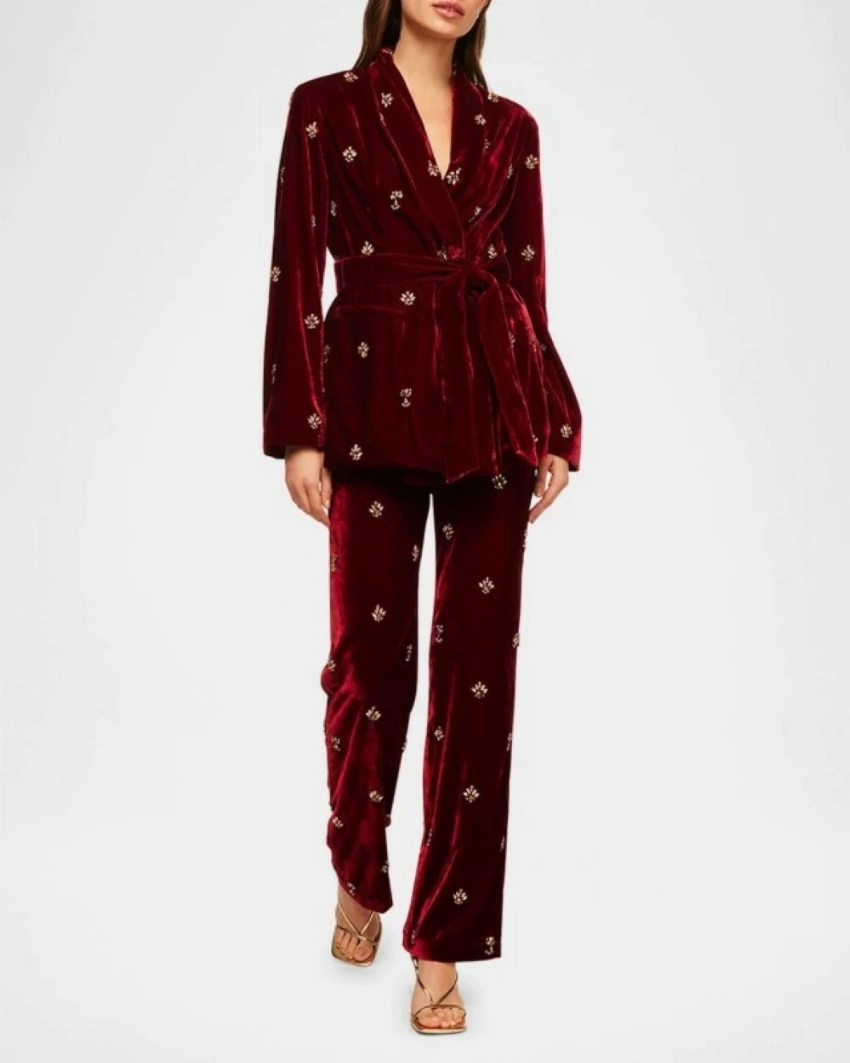 «المخمل» يعيد تعريف الأناقة العصرية بإطلالات واثقة ولافتة