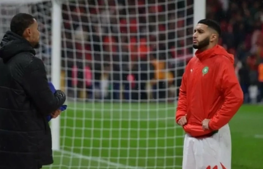 إسماعيل الصيباري يحاول منع وصول المنشفة لحارس السنغال إدوارد ميندي.