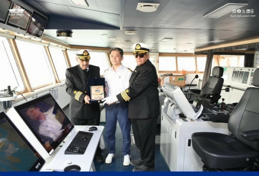 سفينة حاويات فرنسية عملاقة تعبر قناة السويس في رحلتها الأولى