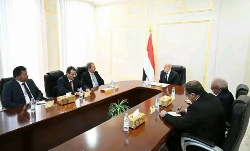 محسن طالب مع رئيس مجلس القيادة الرئاسي.