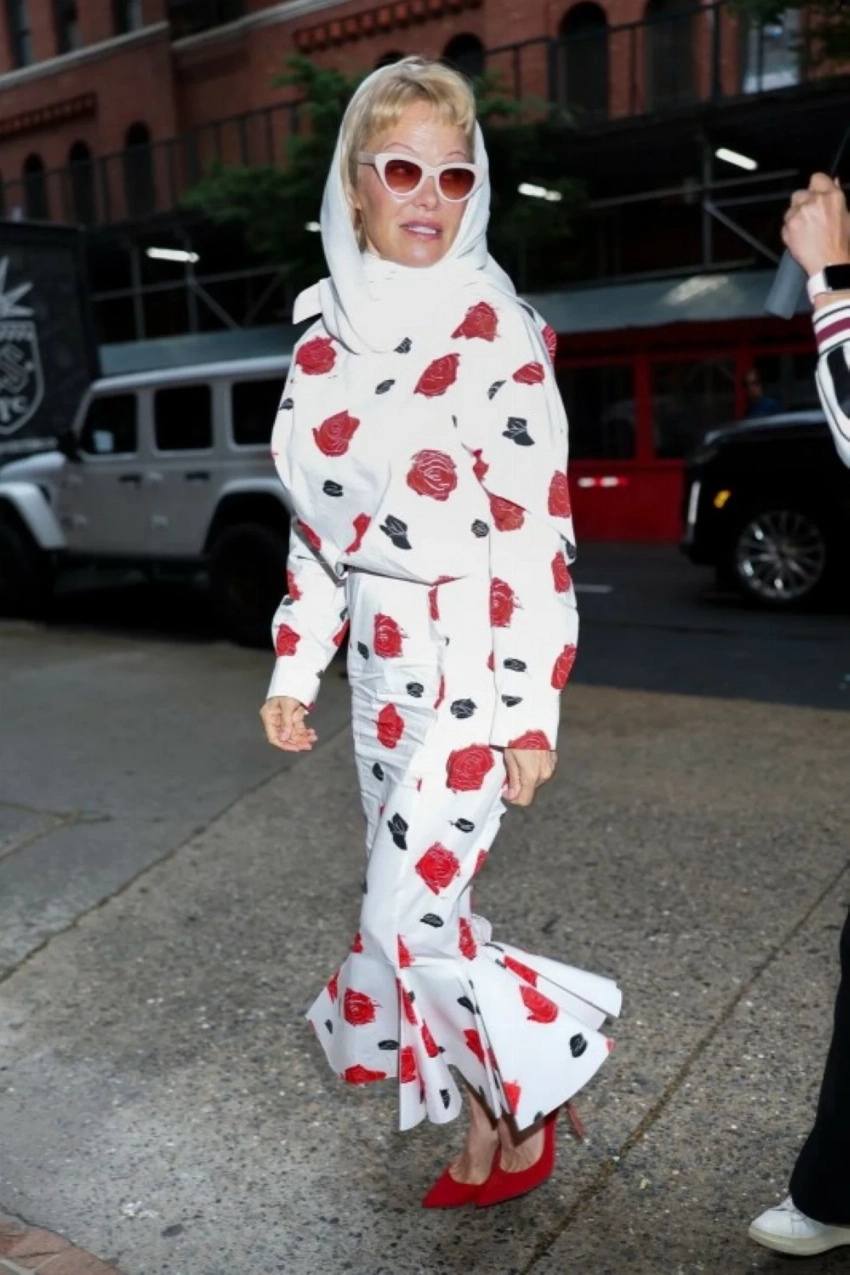 إكسسوارات شتوية بروح الستينات تعود بلمسة عصرية