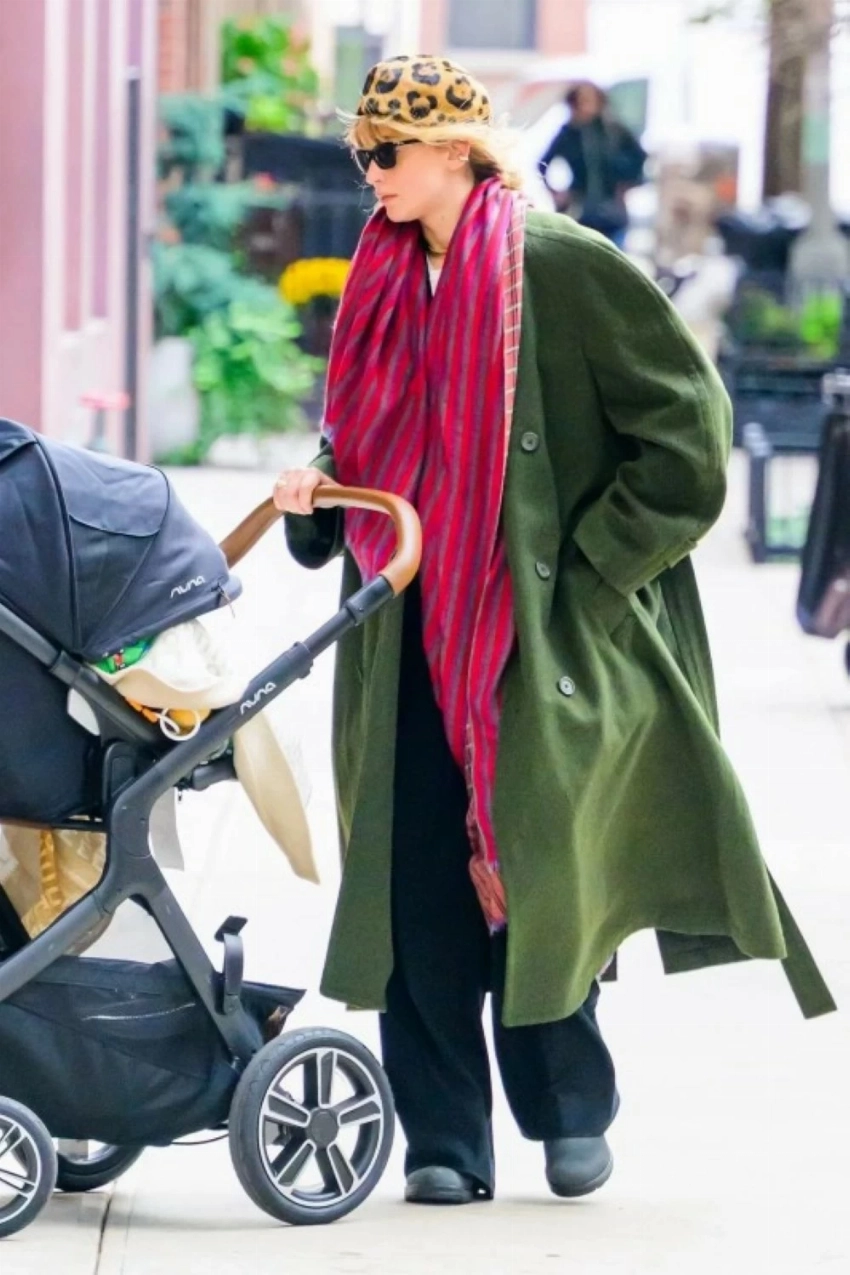 إكسسوارات شتوية بروح الستينات تعود بلمسة عصرية