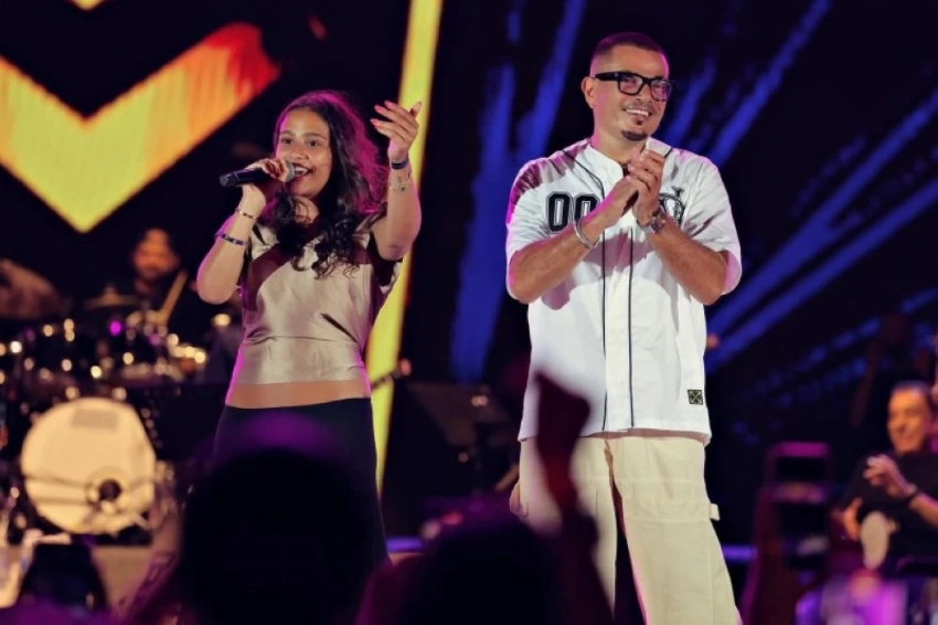 المطرب عمرو دياب وابنته جنا.