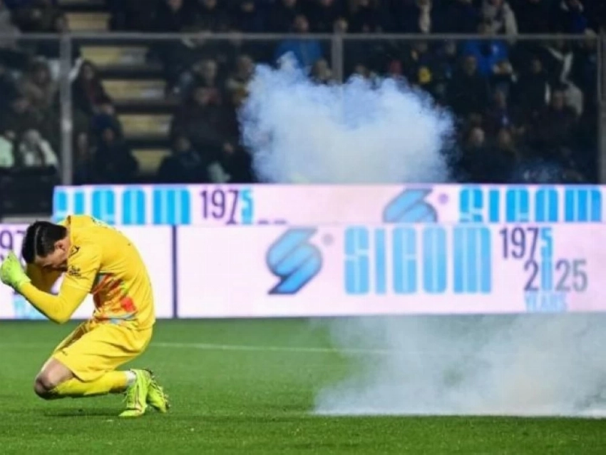 The moment the Cremonese goalkeeper was injured