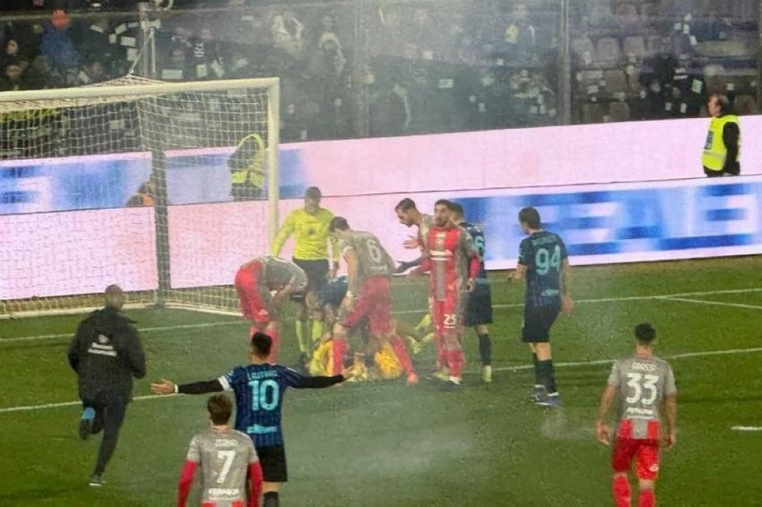 The moment the Cremonese goalkeeper was injured