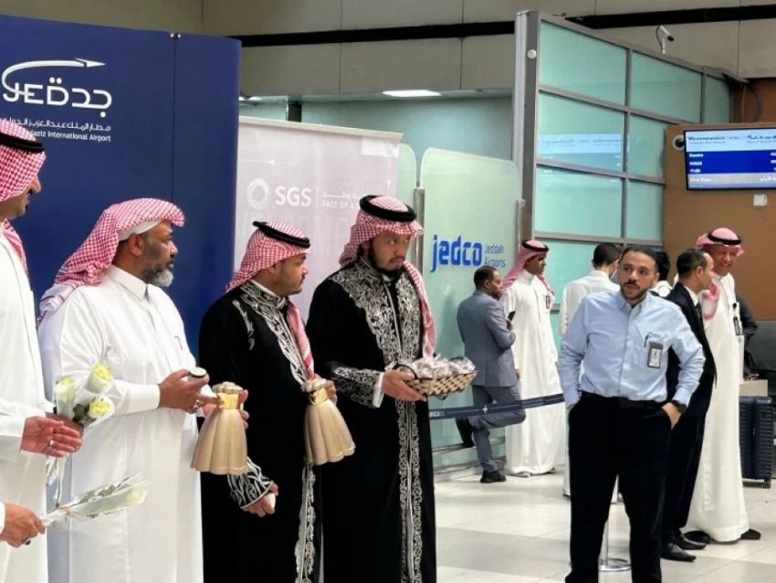 توديع سعودي بالقهوة والورود والحلويات في مطار جدة.