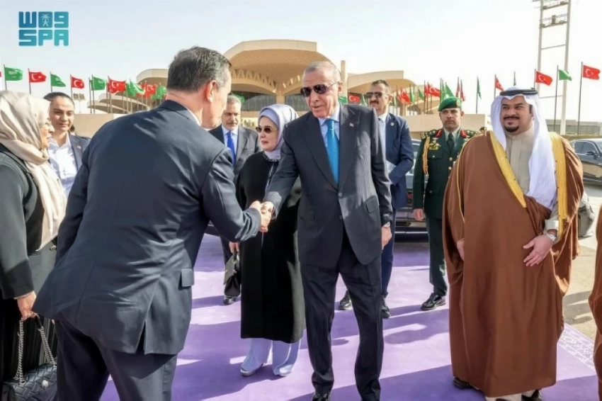 الرئيس التركي يغادر الرياض وفي مقدمة مودعيه نائب أمير المنطقة