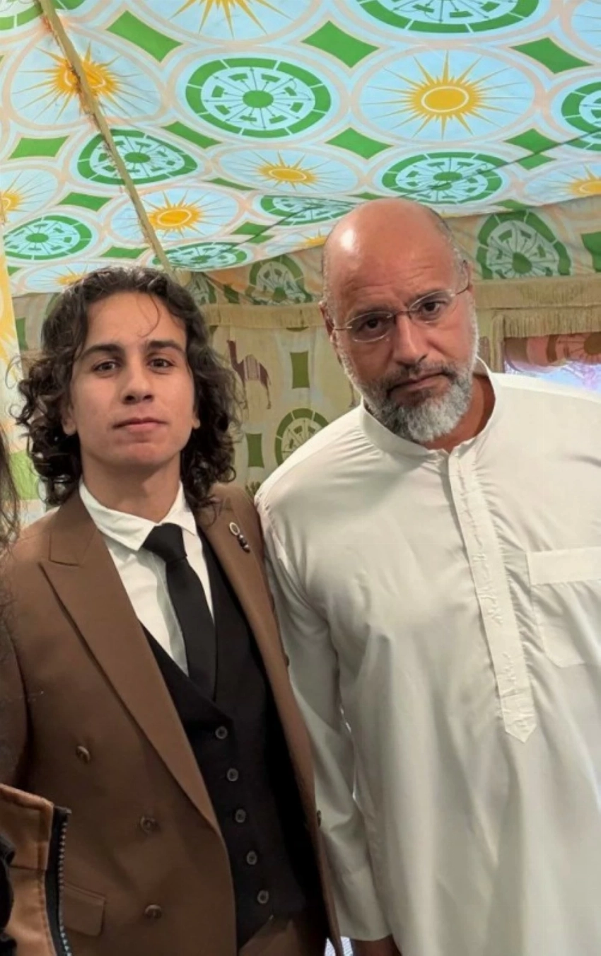 صورة حديثة لسيف الإسلام القذافي وابن عمه أحمد القدافي في حديقة المنزل الذي قُتل فيه بمدينة الزنتان.