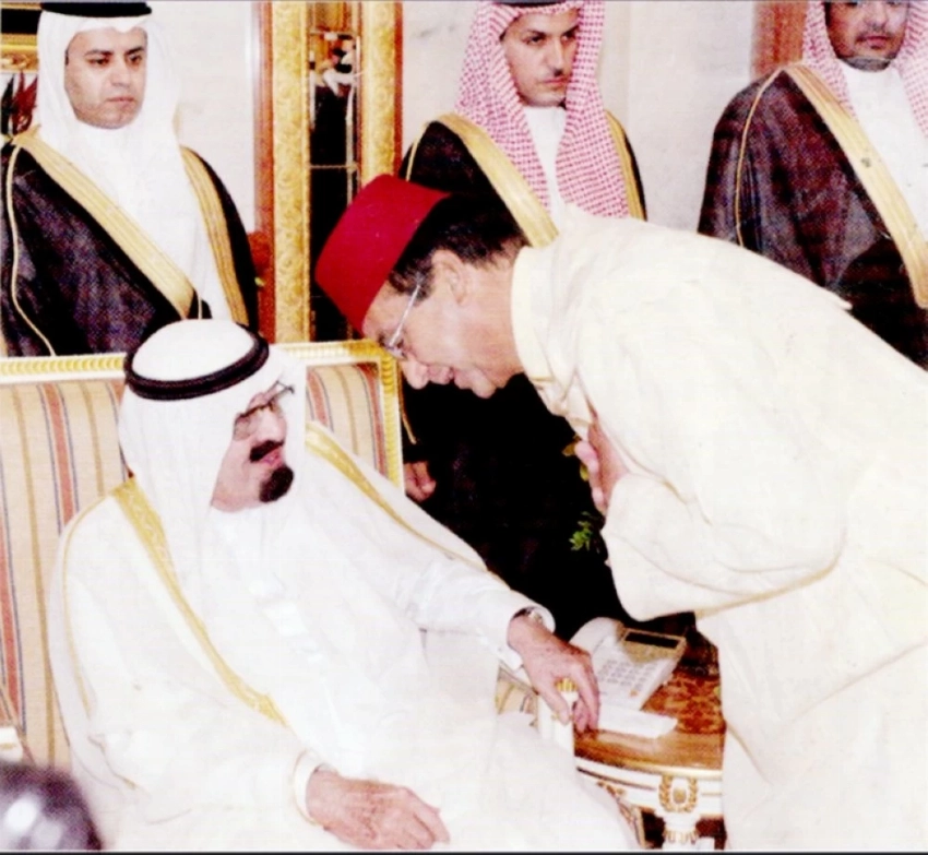 مُصغياً للملك عبدالله بن عبدالعزيز في إحدى دورات مهرجان الجنادرية.