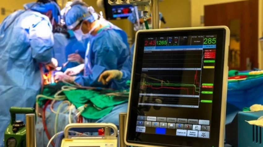 رئة اصطناعية كاملة لمريض ثلاثيني تمهّد لثورة في زراعة الرئة