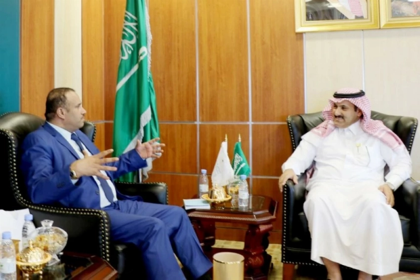 اللواء عبدالغني جميل مع السفير السعودي لدى اليمن محمد آل جابر. (عكاظ)
