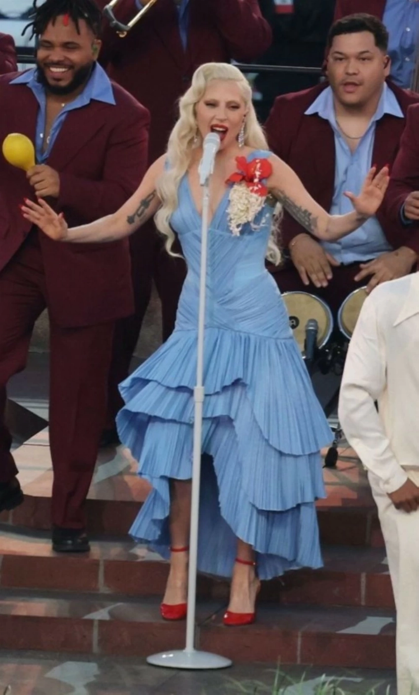 ليدي غاغا تحتفي بالدراما اللاتينية في عرض السوبر بول