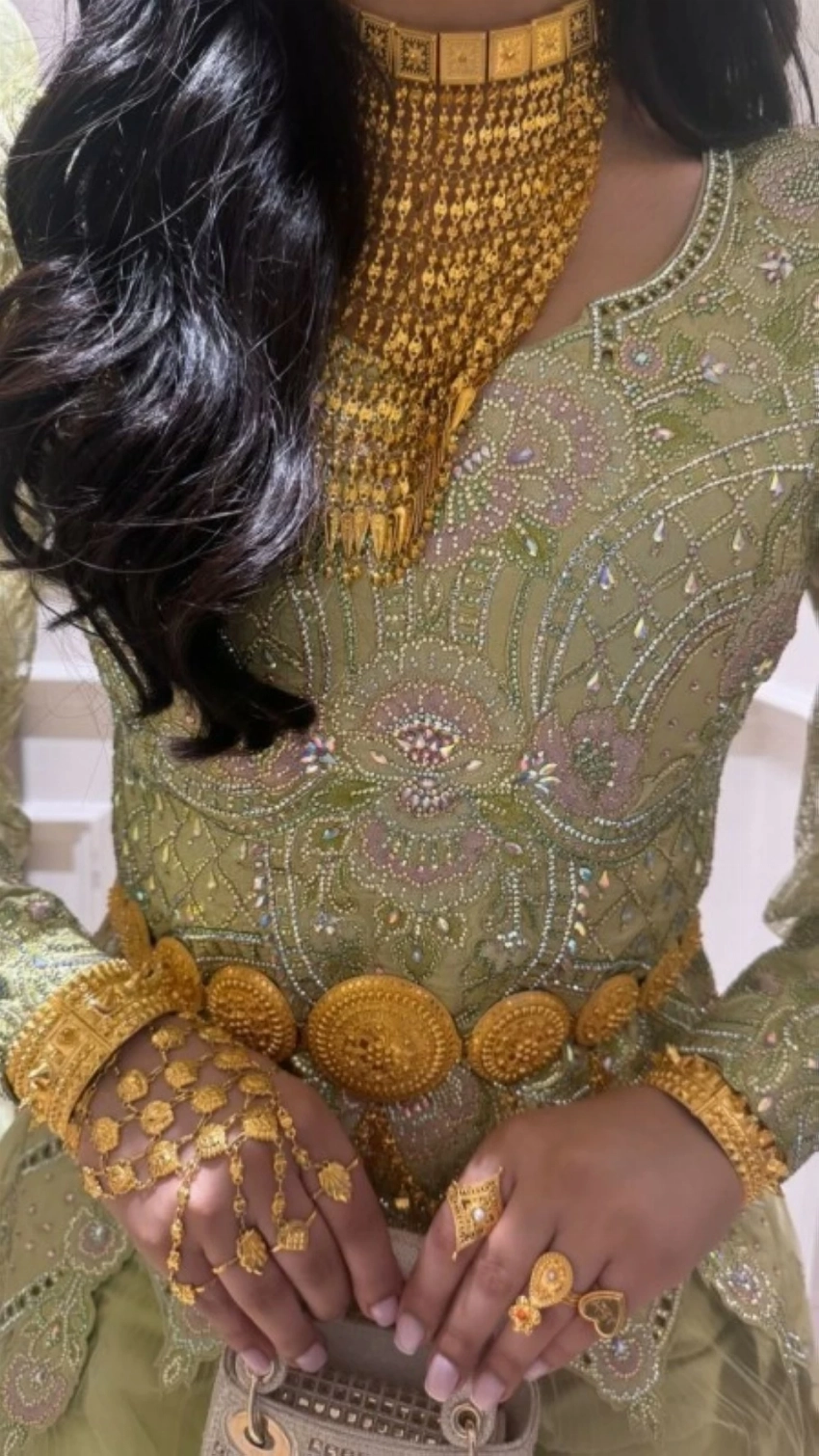 هل أصبح الذهب عبئًا على الأناقة… وهل تنقذ الإكسسوارات البديلة ذوق المستهلك