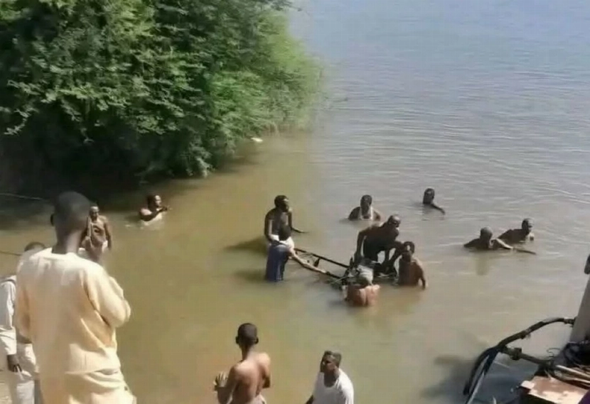 عملية البحث عن ناجين في نهر النيل جراء غرب عبارة.