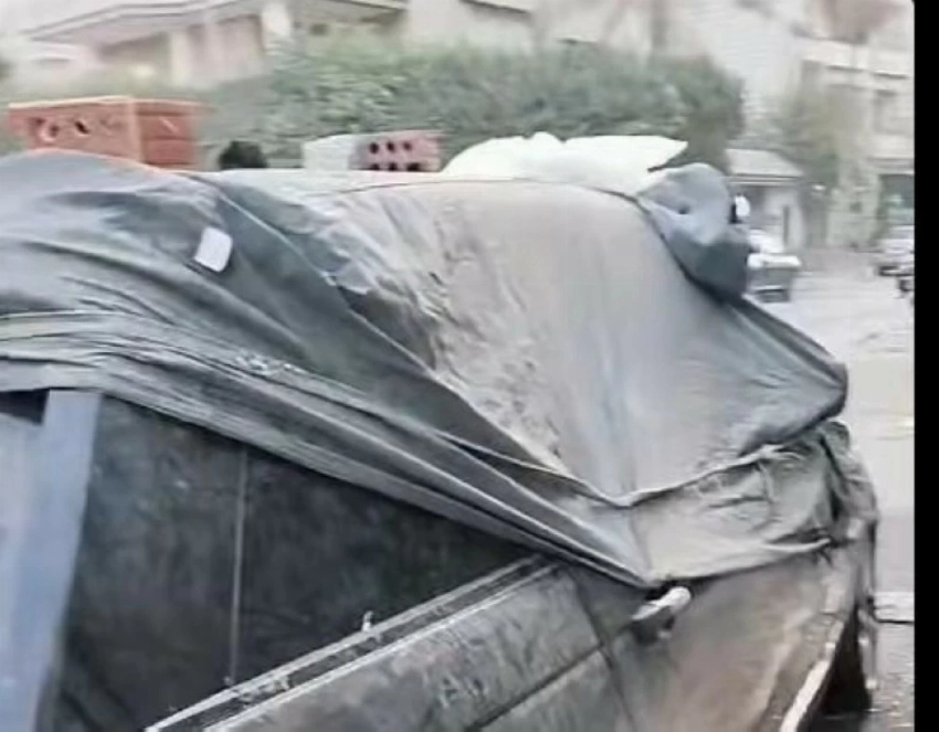 سيارة المطربة المصرية شيرين عبد الوهاب متوقفة أمام منزلها ومغطاة بالتراب.