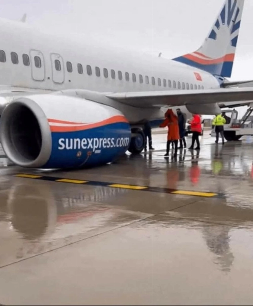 على متنها 181 راكباً.. سقوط أرضي لطائرة ركاب في تركيا