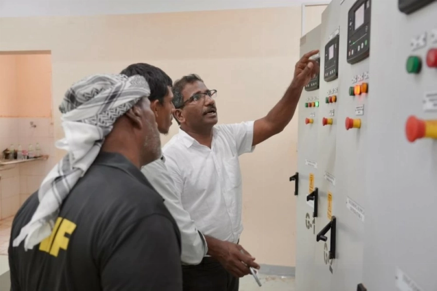 الفريق الفني السعودي يباشر عمله في إعادة التيار الكهربائي إلى المحطة.