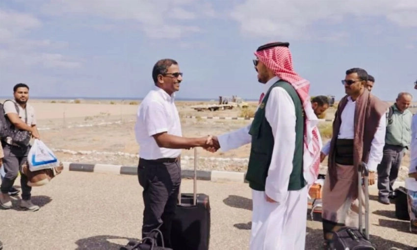 مدير البرنامج السعودي خلال استقباله الفريق الفني السعودي في مطار سقطرى.