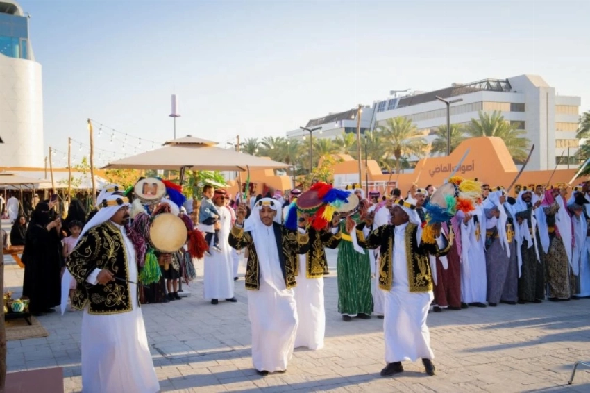 لمستقبلنا أساس.. مسيرة تاريخية وهدايا وفعاليات تراثية تعكس الروح الوطنية