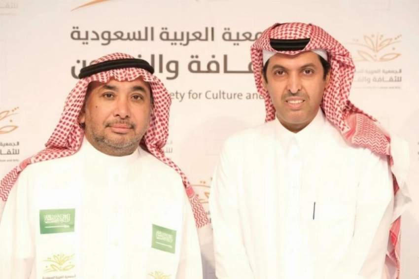 Poet Dr. Saleh Al-Shadi and Chairman of the Board of Directors of the Jeddah Culture and Arts Association, Mr. Mohammed Al-Sabih.